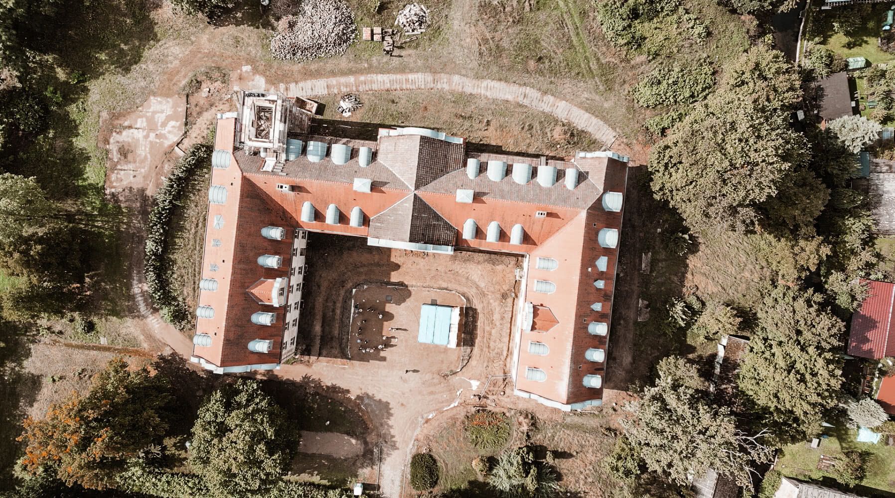Luftaufnahme der historischen Anlage Schloss Fürstenberg