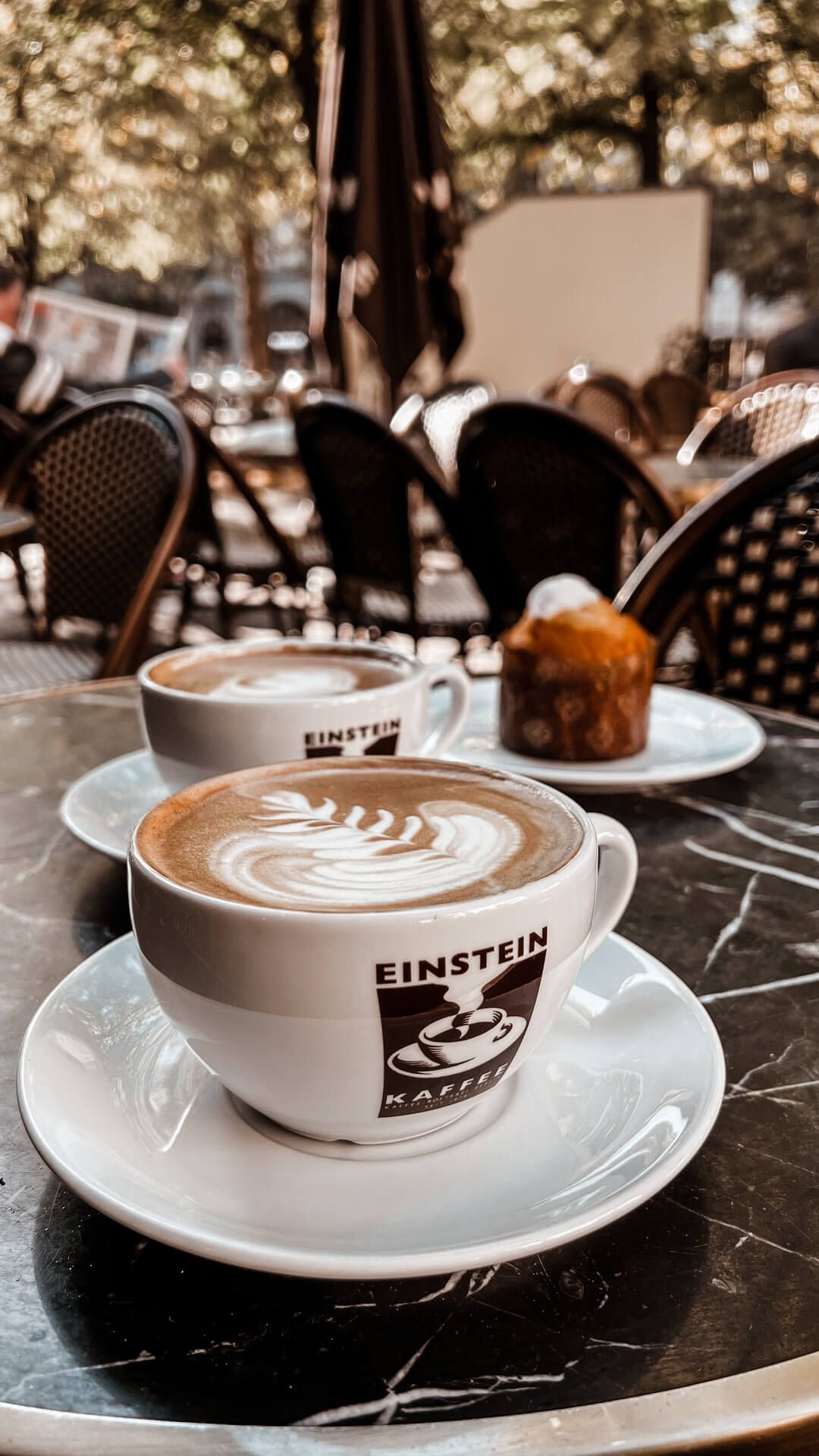 Kaffeepause im stimmungsvollen Kaffeehausgarten